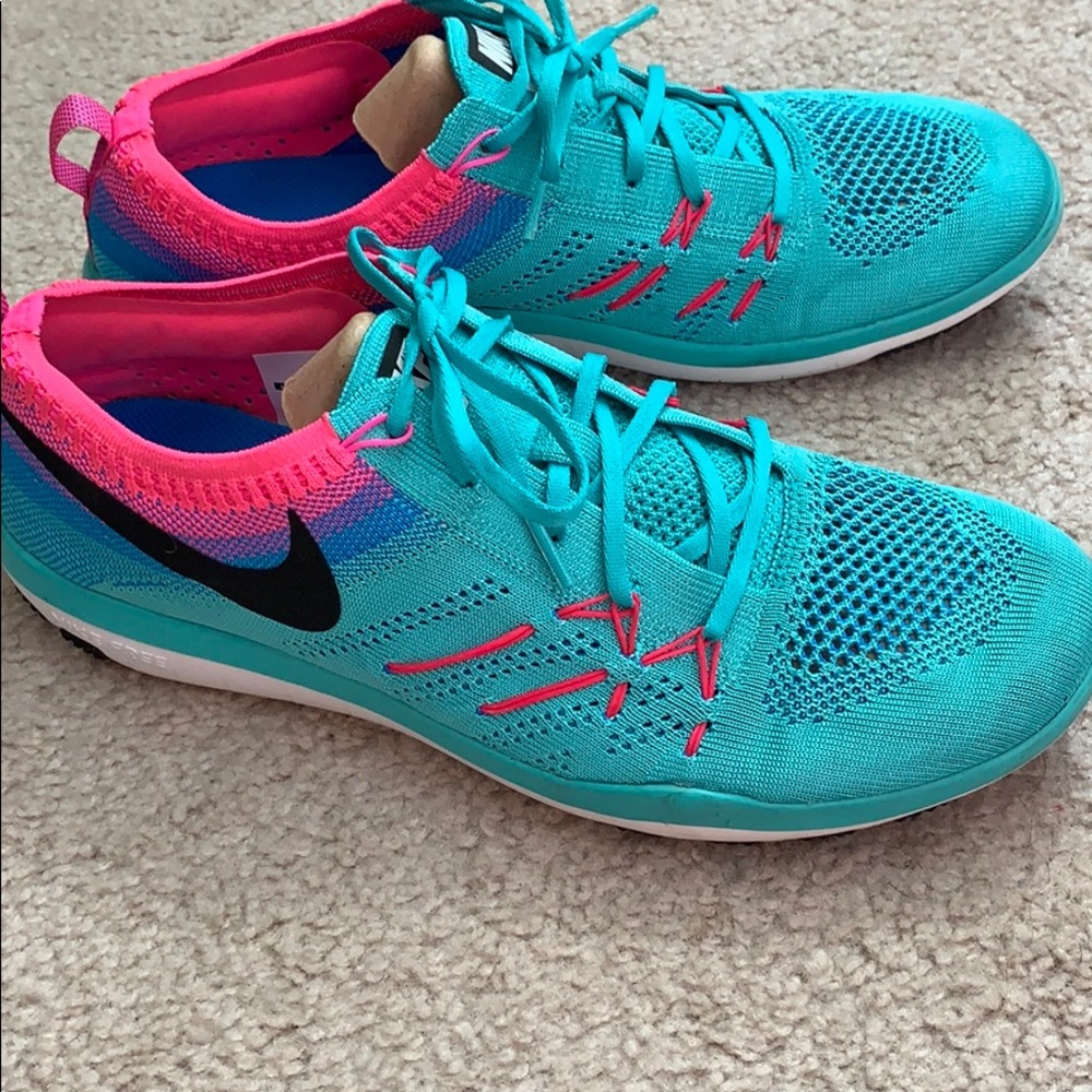 Nike Focus Flyknit Sneakers